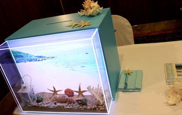 Chiếc thùng tiền mừng được trang trí bằng hình ảnh biển độc đáo và ấn tượng.