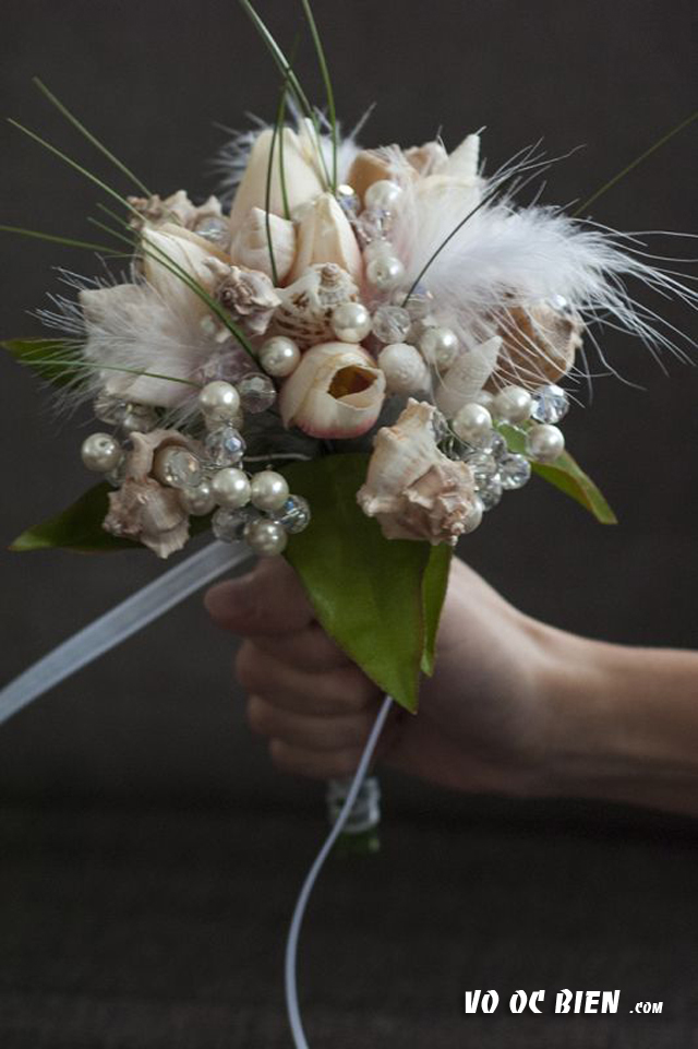 bó hoa cưới bằng vỏ ốc biển và ngọc trai