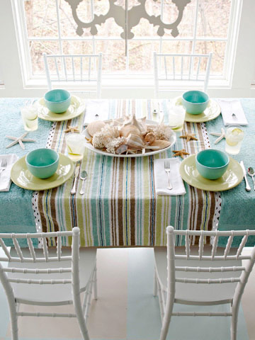 Thay đổi dải khăn trải bàn ở giữa bằng hình ảnh bộ sưu tập vỏ ốc, vỏ sò, sao biển nằm rải rác ở chính giữa bàn