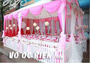 đám cưới biển sử dụng tông màu hồng - trắng kết hợp với nhau làm cho quan khách không thể nào từ chối được mà hoa chung con tim với niềm hạnh phúc của cô dâu chú rể.