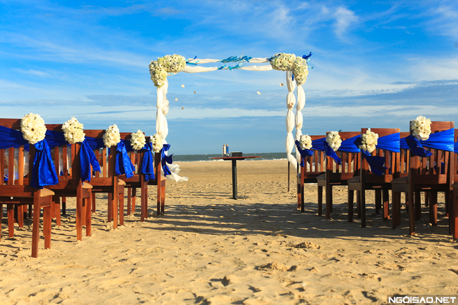 Cô dâu thích gam màu xanh thẫm như màu biển nên wedding planner đã thiết kế nên khu vực làm lễ tại biển Phan Thiết với những trang trí màu xanh ấn tượng.