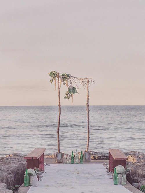 Cổng hoa và phụ kiện đơn giản cho đám cưới ở bãi biển.