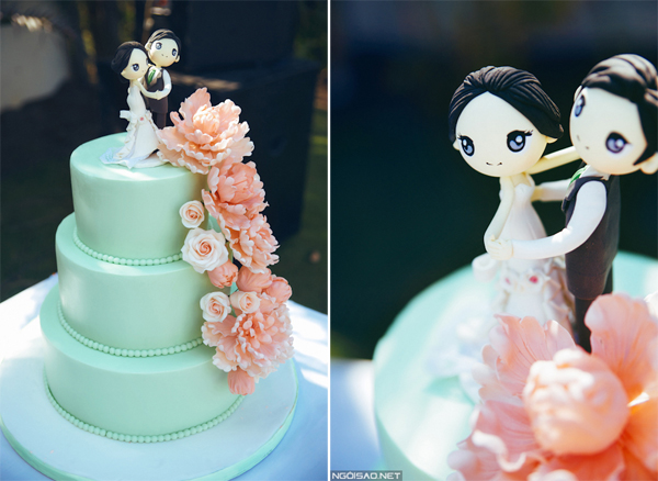 Bánh cưới mang sắc xanh nhẹ nhàng, tô điểm bởi hoa gam màu hồng đào, ton sur ton cùng hoa trang trí trên bàn tiệc. Cake topper hình cô dâu chú rể lãng mạn là điểm nhấn cho bánh cưới.