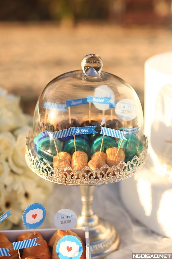 Những tag bánh nhỏ được thiết kế riêng theo tông màu của đám cưới.
