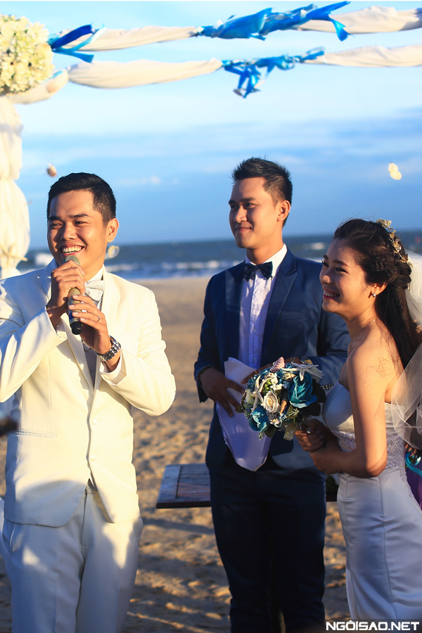 Từ nhỏ, cô dâu Huỳnh Chi đã có mơ ước tổ chức đám cưới trên bãi cát vàng, trước biển xanh mênh mông. Và mong ước ấy đã thành hiện thực khi chú rể của Chi, anh Thiệu Hoàng sẵn sàng ủng hộ.