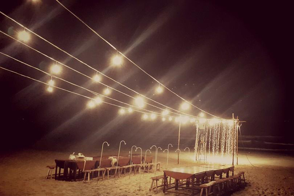 Tối thứ 6, trước đám cưới một ngày, toàn bộ không gian tiệc cưới trên bãi biển Phan Thiết đã được hoàn thiện.