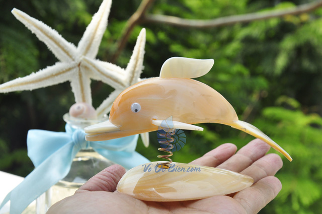Chú cá heo làm từ trai vàng & vỏ ốc QLN_08 (hình chụp tại VoOcBien)