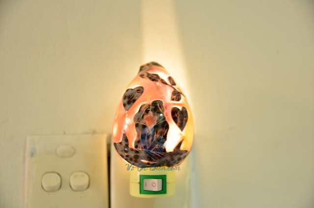 Đèn ngủ vỏ ốc gấm mài khắc ĐN24 - © bản quyền hình chụp tại VoOcBien