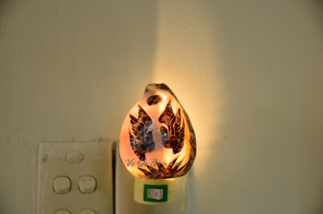 Đèn ngủ vỏ ốc gấm mài khắc ĐN28 – © bản quyền hình chụp tại VoOcBien