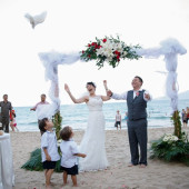 Chọn Nha Trang (Hòn Tằm) để tổ chức “Lễ cưới trên bãi biển”