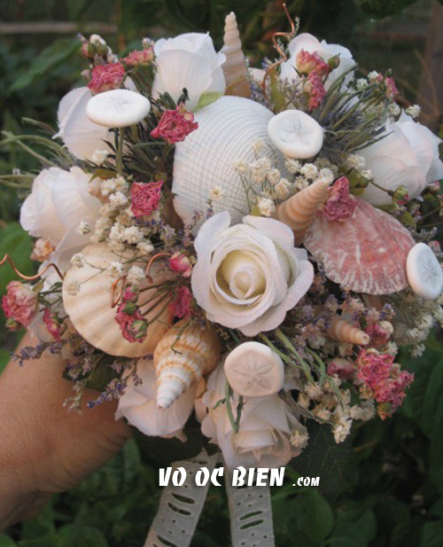 bó hoa ốc tôn lên nét duyên dáng và dịu dàng của cô dâu