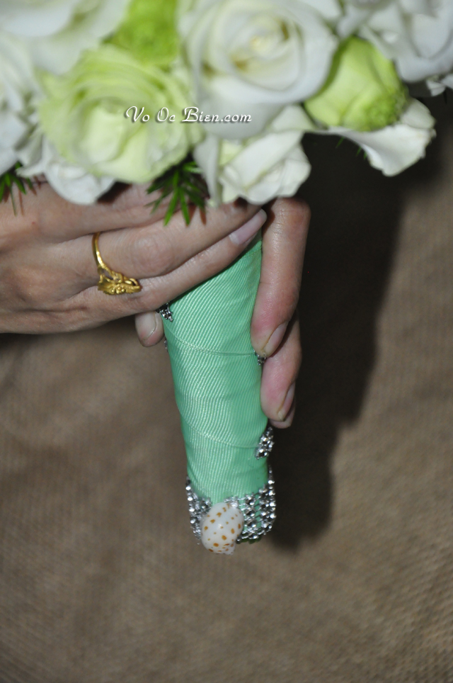Hoa cưới cầm tay vỏ sò ốc Coral Satin Rosettes HC10
