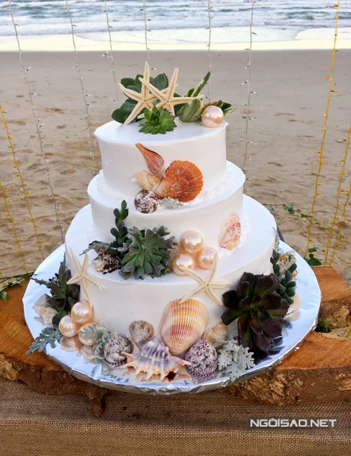 Những chi tiết rustic như kệ để bánh bằng gỗ, hoa sen đá trang trí cho bánh cưới thêm đẹp. 