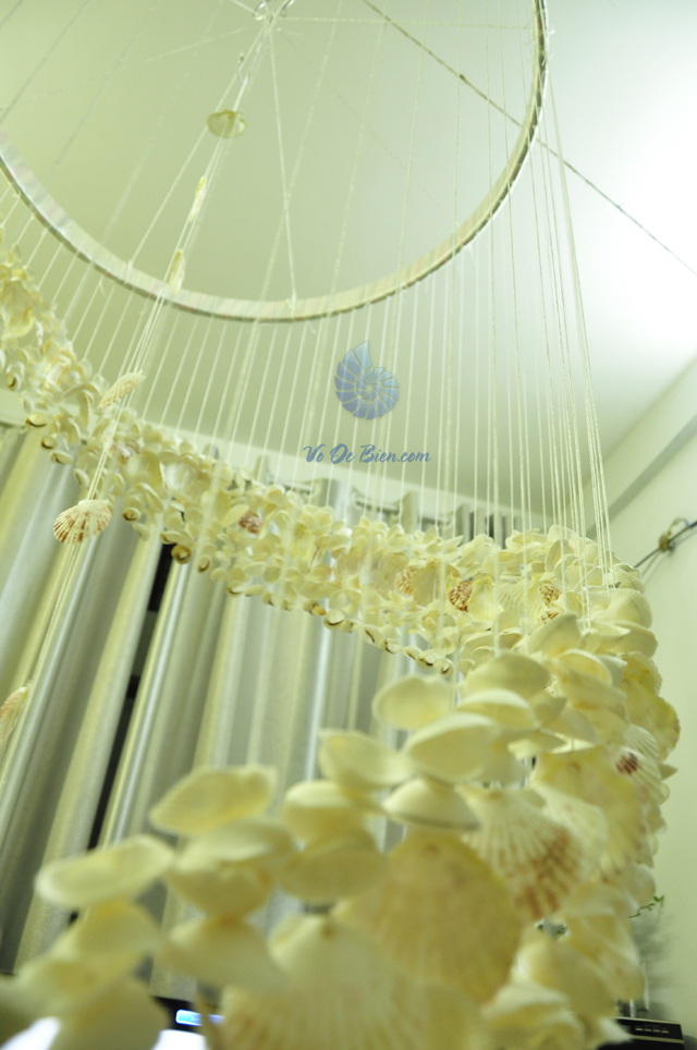 Chuông gió vỏ sò ốc lớn (1m x 2,7m) - hình chụp tại VoOcBien
