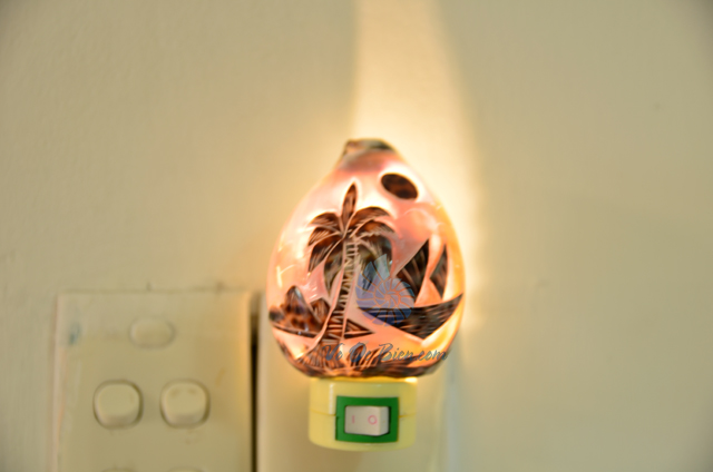Đèn ngủ vỏ ốc gấm mài khắc ĐN26 – © bản quyền hình chụp tại VoOcBien