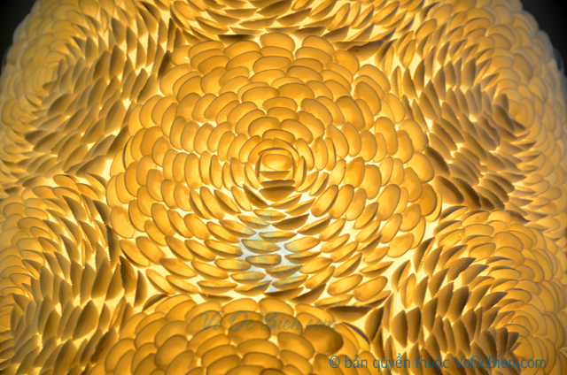 Đèn treo trần hình trụ đính vỏ sò ốc hoa hồng - bản quyền hình ảnh thuộc VoOcBien.com
